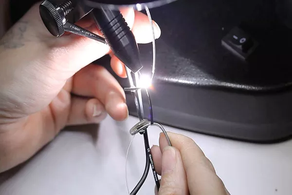 بازار کار عینک سازی و تعمیر عینک